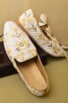 Buy_Aryavir Malhotra_Cream Hand Embroidery Flower Work Juttis _at_Aza_Fashions