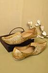 Aryavir Malhotra_Beige Woven Jamewar Silk Juttis _Online