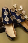 Aryavir Malhotra_Blue Embroidered Contrast Juttis _at_Aza_Fashions