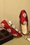 Aryavir Malhotra_Red Embroidered Floral Motif Juttis _at_Aza_Fashions