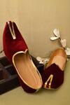 Aryavir Malhotra_Red Plain Winged Tip Velvet Juttis _at_Aza_Fashions