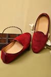 Aryavir Malhotra_Red Plain Velvet Juttis _at_Aza_Fashions