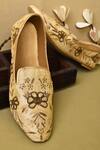 Aryavir Malhotra_Beige Hand Embroidered Floral Handwork Juttis _Online