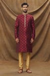 Samyukta Singhania_Wine Kurta Jacquard Banarasi Silk Floret Metallic Pattern And Churidar Set _Online_at_Aza_Fashions