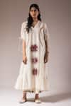 Buy_PRAMA BY PRATIMA PANDEY_Ivory Silk Chanderi Embroidery Sequin Rosette V Kurta With Inner Dress _at_Aza_Fashions