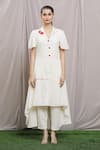 Samyukta Singhania_White Mulmul Embroidered Shell Shawl Collar High-low Kurta _Online_at_Aza_Fashions