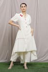 Samyukta Singhania_White Mulmul Embroidered Shell Shawl Collar High-low Kurta _at_Aza_Fashions