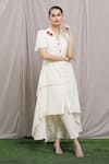 Buy_Samyukta Singhania_White Mulmul Embroidered Shell Shawl Collar High-low Kurta 