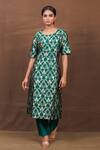 Buy_Pinki Sinha_Emerald Green Banarasi Silk Handwoven Floral Pattern Round Neck Kurta And Pant Set _at_Aza_Fashions