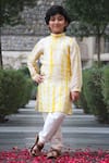 Buy_Taber Tikri_Yellow Cotton Silk Embroidered Shibori Mirror And Thread Kurta Set  _at_Aza_Fashions