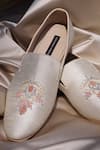 Buy_Shradha Hedau Footwear Couture_Beige Embroidered Fergus Butti Moccasins 