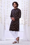 Buy_Taroob_Black Silk Printed Mughal Darbar Motifs Kurta Set  