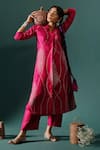 Buy_Naina Jain_Pink Silk Bandhani V Neck Maze Pattern Kurta With Pant _at_Aza_Fashions