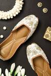 Buy_Cilwana Studio_White Embroidered Floral Juttis _at_Aza_Fashions