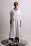 Buy_Nautanky_Ivory Hand Woven Cotton Embroidery Thread V-neck Zen Floral Kurta With Pant _at_Aza_Fashions