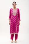 Samyukta Singhania_Magenta Kurta Muslin Jacquard Floral Round Neck Paisley Yoke Pattern Pant Set _Online_at_Aza_Fashions