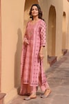 KARAJ JAIPUR_Peach Kurta And Dupatta Linen Printed Mughal Floral Notched Set_Online