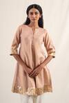 Buy_Priyanka Raajiv_Peach Silk Chanderi Embroidery Lampi Notched Dariba Kurta With Pant 