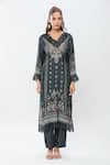 Samyukta Singhania_Black Pure Muslin Printed Bouquet V Neck Kurta Set _at_Aza_Fashions