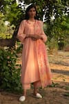 Buy_Priti Prashant_Peach Mul Cotton Silk Printed Flower Round Maina Pleated Kurta Set With Dupatta _at_Aza_Fashions