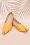 Buy_Aryavir Malhotra_Yellow Floral Woven Winged Tip Juttis _at_Aza_Fashions