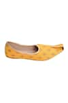 Buy_Aryavir Malhotra_Yellow Floral Woven Winged Tip Juttis 