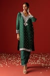 Buy_OHH CROW_Green Chanderi Hand Embroidered Sequins V-neck Zari Kurta Set 