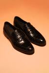 Buy_Dmodot_Black Motivo Croco Loafers _at_Aza_Fashions