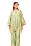 Tarisha Tholia_Green Chanderi Solid V Neck June Kurta And Pant Set _at_Aza_Fashions