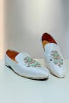 Buy_Hilo Design_Off White Zardozi Embroidered Granaa Shoes_at_Aza_Fashions