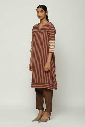 Buy_ABRAHAM AND THAKORE_Red Cotton Applique V-neck Striped V Kurta _Online_at_Aza_Fashions
