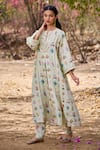 Buy_Pozruh by Aiman_Green Hemp Print Floral Notched Jasmine Checkered Kurta _at_Aza_Fashions