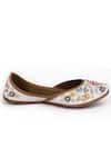 Buy_Yassio_White Thread Rawiya Phool Embroidered Juttis _Online_at_Aza_Fashions