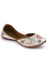 Yassio_White Thread Rawiya Phool Embroidered Juttis _at_Aza_Fashions