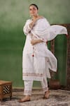 Geroo Jaipur_White Cotton Embroidered Thread Notched Floral Vine Kurta Pant Set _Online_at_Aza_Fashions