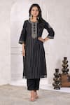 Buy_Geroo Jaipur_Black Chanderi Embroidered Thread Notched Vine Kurta With Pant _at_Aza_Fashions