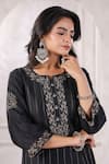 Buy_Geroo Jaipur_Black Chanderi Embroidered Thread Notched Vine Kurta With Pant 