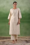 Buy_Geroo Jaipur_White Chanderi Embroidered Thread Notched Floral Kurta With Pant _at_Aza_Fashions