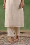 Geroo Jaipur_White Chanderi Embroidered Thread Notched Floral Kurta With Pant _Online_at_Aza_Fashions