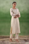 Buy_Geroo Jaipur_White Chanderi Embroidered Thread Notched Floral Kurta With Pant _Online_at_Aza_Fashions