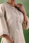 Buy_Geroo Jaipur_White Chanderi Embroidered Thread Notched Floral Kurta With Pant 