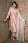 Buy_Pooja Kankariya_Pink Chanderi Silk Threadwork V-neck Solid Kurta Set With Dupatta _at_Aza_Fashions