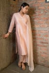 Pooja Kankariya_Pink Chanderi Silk Threadwork V-neck Solid Kurta Set With Dupatta _at_Aza_Fashions