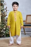 Buy_Vivedkids_Yellow Cotton Embellished Pearl Sequin Kurta With Pant _at_Aza_Fashions