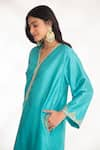 Chhaya Mehrotra_Blue Bangalore Silk Hand Embroidered Floral V Neck Vedya Kurta With Salwar _at_Aza_Fashions