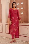 Buy_Vaayu_Red Cotton Muslin Embroidery Thread Applique Round Botanical Kurta Set _at_Aza_Fashions