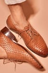 Buy_Dmodot_Brown Alto Tesso Weave Pattern Oxfords _at_Aza_Fashions