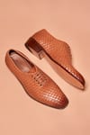 Buy_Dmodot_Brown Alto Tesso Weave Pattern Oxfords _Online_at_Aza_Fashions