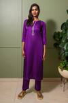 Buy_PRACHI KAMAT_Purple Linen Satin Print Flora V Neck Embroidered Back Kurta With Pant _at_Aza_Fashions