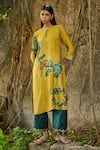 Buy_AAMRA BY LAVANYA_Yellow Linen Silk Hand Painted Floral Keyhole Kalamkari Parrot Kurta With Pant _at_Aza_Fashions